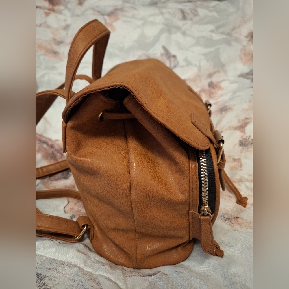 Atmosphere Tan Backpack Drawstring Ajustable Staps Front Zip Pocket - Picture 3 of 16